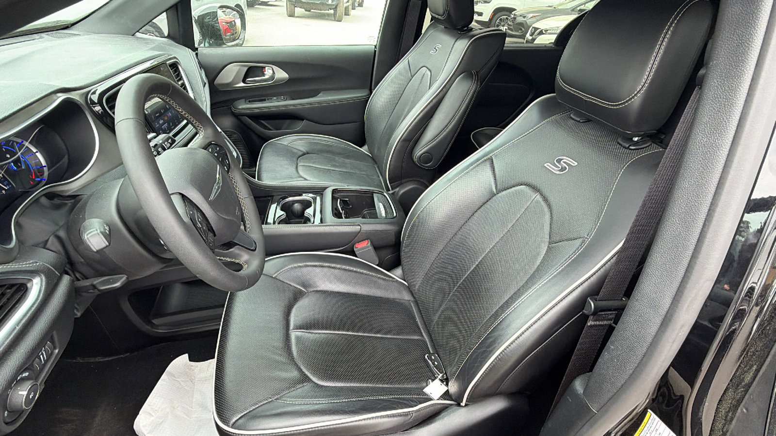 Used 2024 Chrysler Pacifica Premium image 16