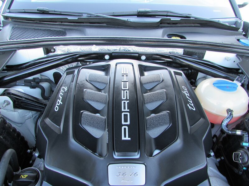 Used 2016 Porsche Macan Turbo AWD/4WD image 37