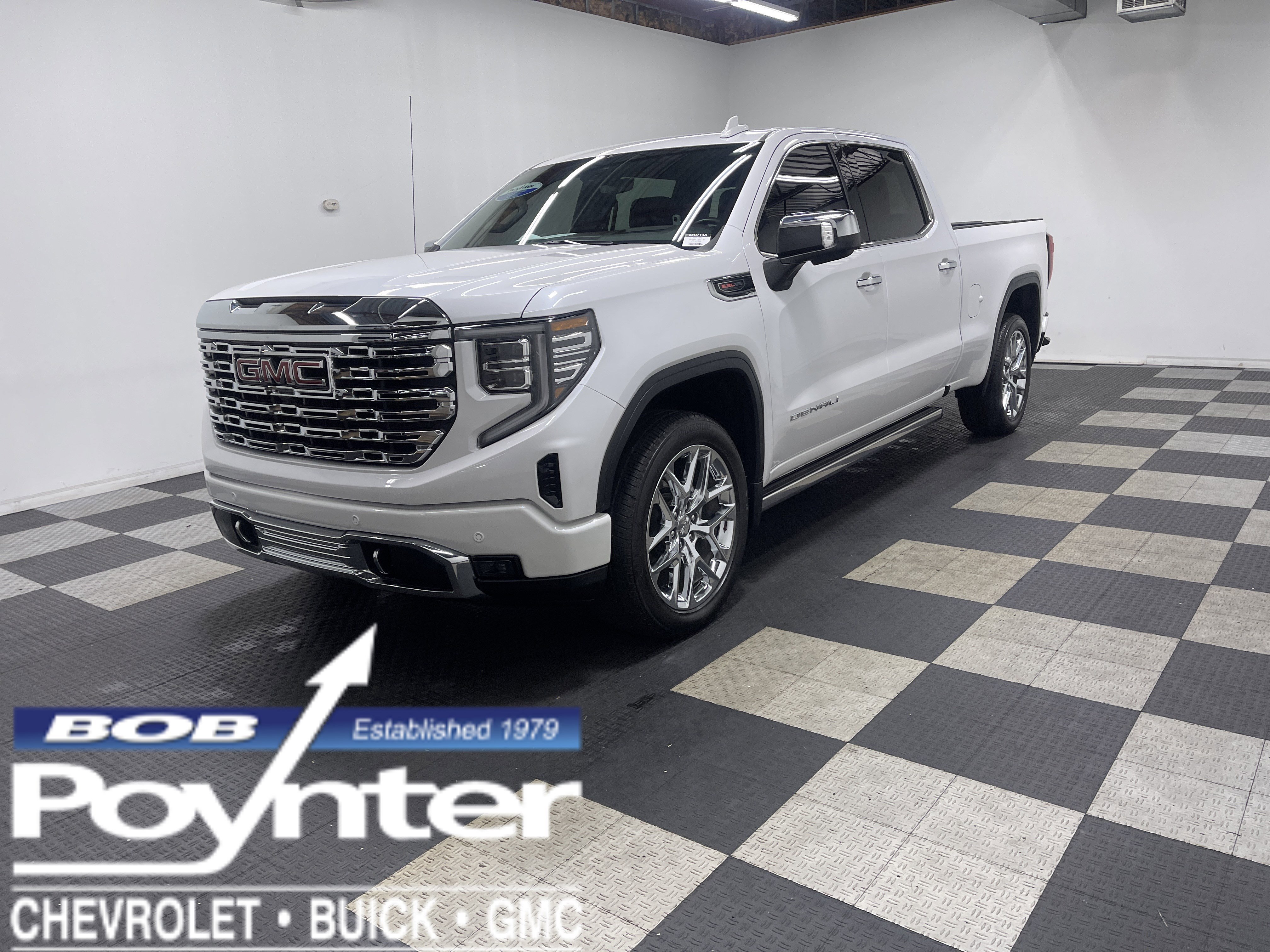 Used 2023 GMC Sierra 1500 Denali w/ Technology Package AWD/4WD image 1