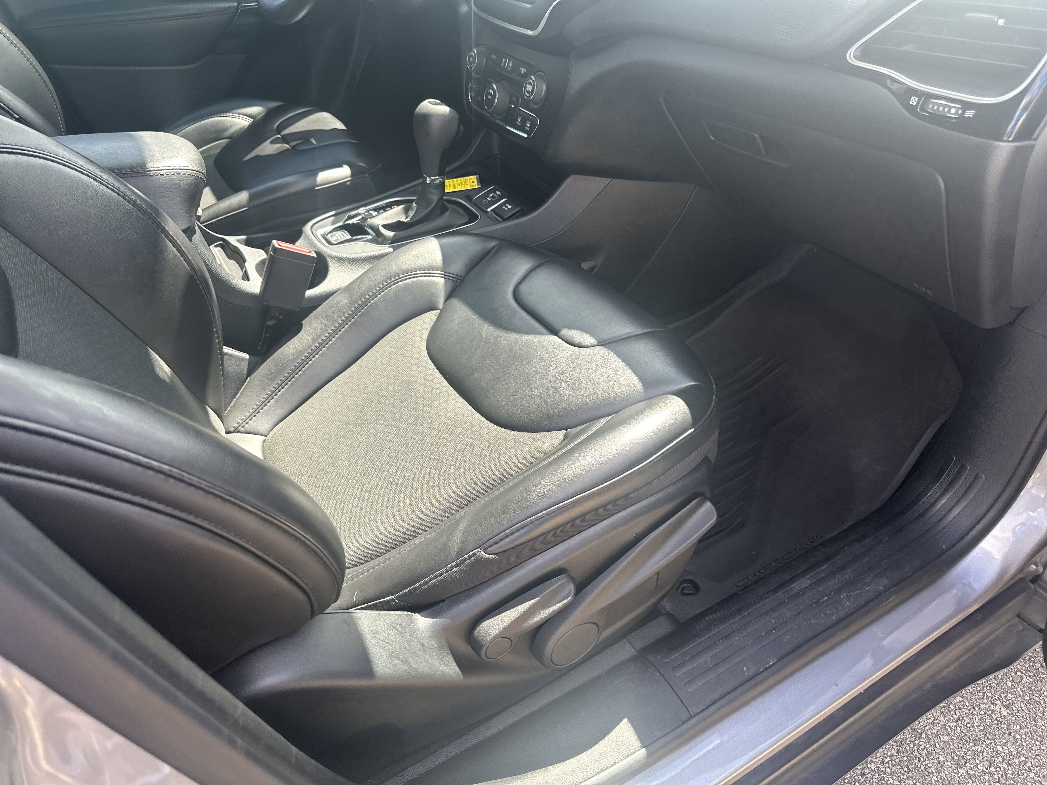 Used 2019 Jeep Cherokee Latitude Plus image 26