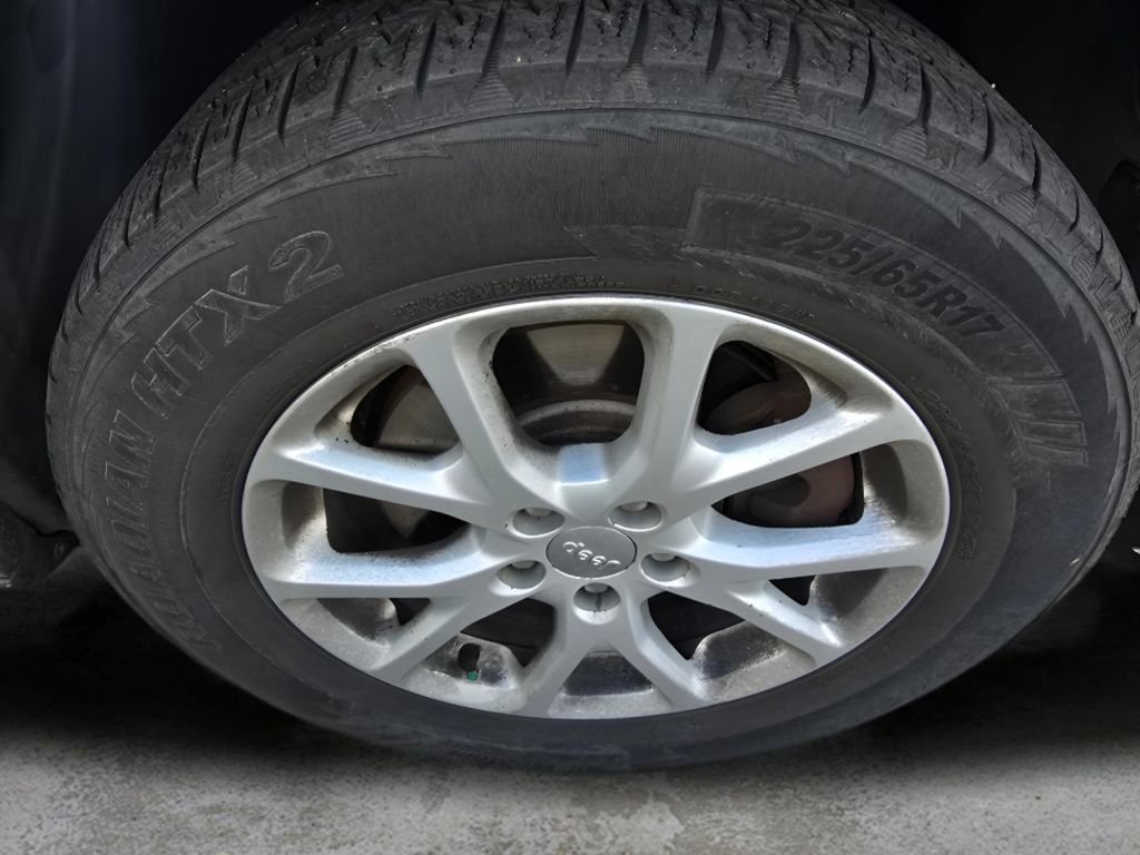 Used 2014 Jeep Cherokee Latitude w/ Comfort/Convenience Group image 21