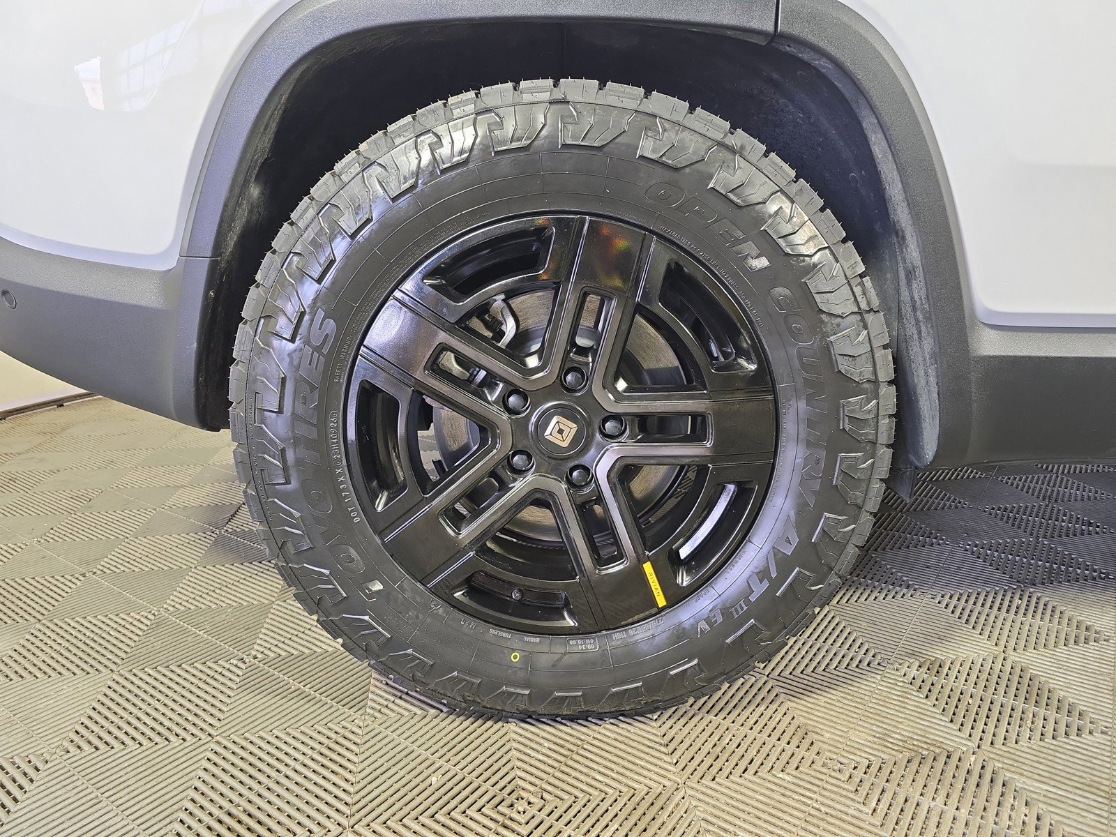 Used 2024 Rivian R1S Adventure AWD/4WD image 12