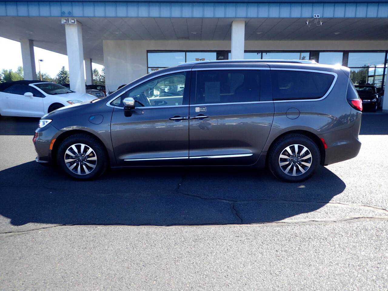 Used 2021 Chrysler Pacifica Limited w/ Premium & Safety Sphere Group image 2