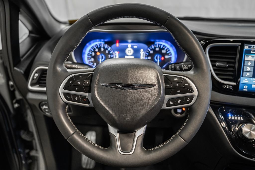 Used 2025 Chrysler Pacifica Select image 34