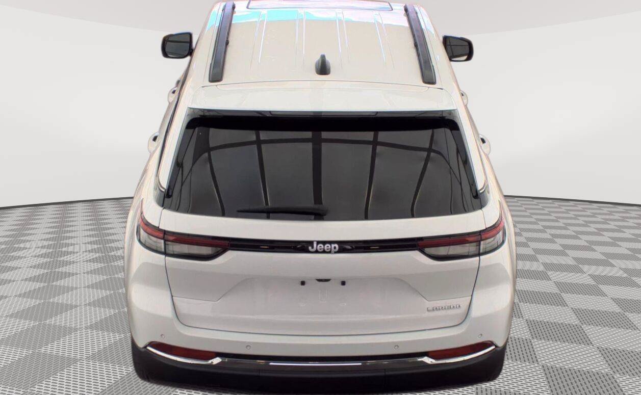 Used 2024 Jeep Grand Cherokee Laredo X RWD image 18