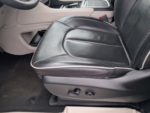Used 2023 Chrysler Pacifica Limited FWD image 21