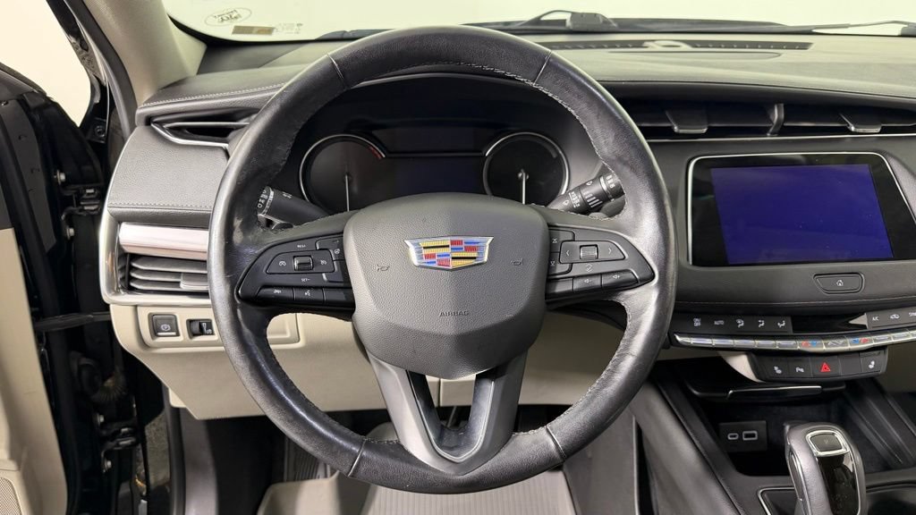 Used 2019 Cadillac XT4 Luxury w/ Cold Weather Package FWD image 16