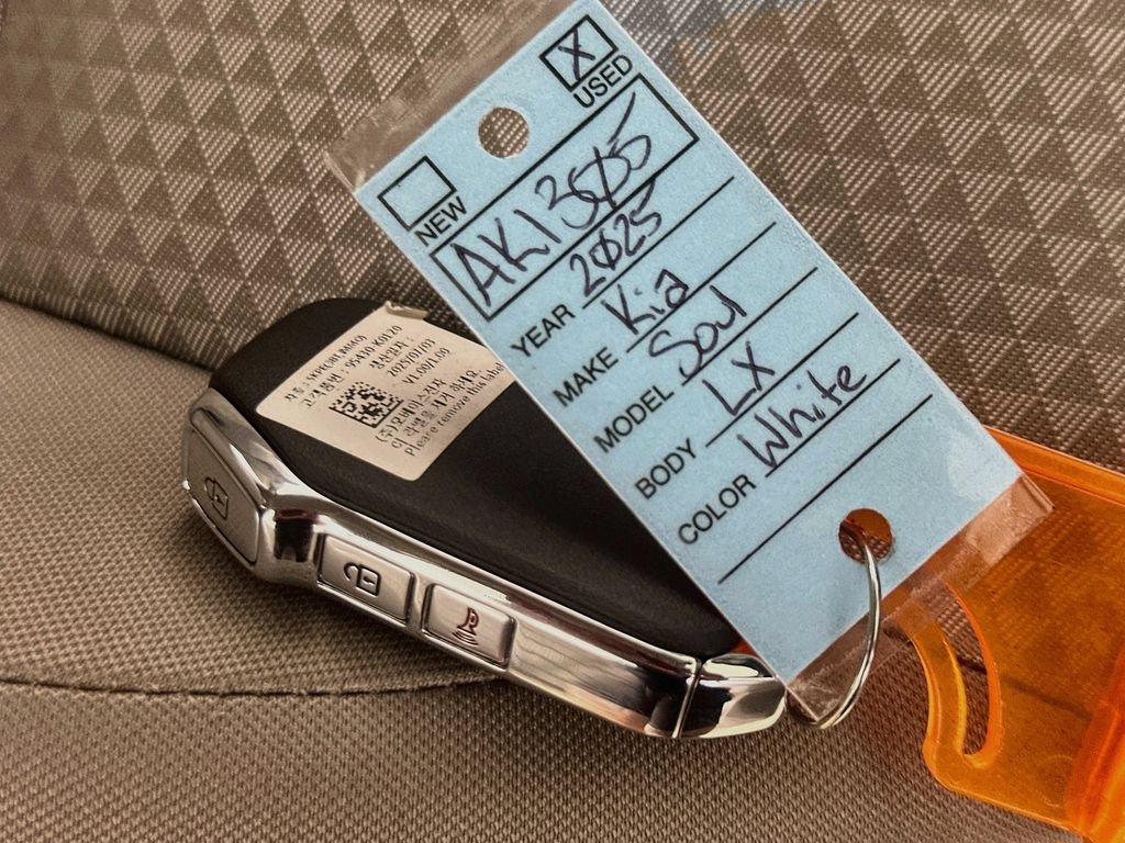 Used 2025 Kia Soul LX w/ LX Technology Package FWD image 33