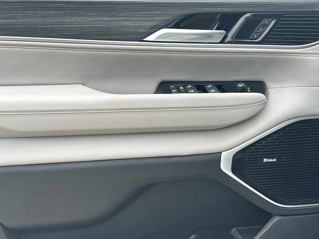 Used 2024 Jeep Wagoneer Series III w/ Premium Group I image 10