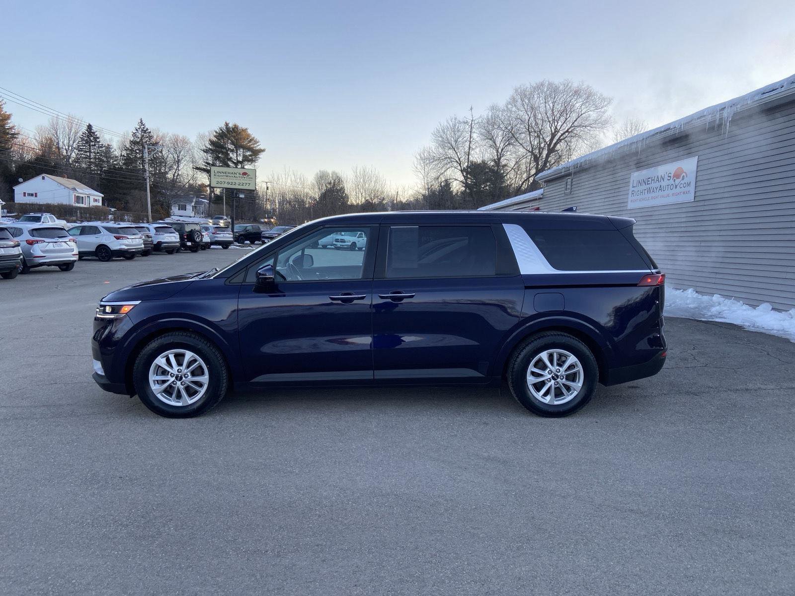 Used 2024 Kia Carnival LX image 2