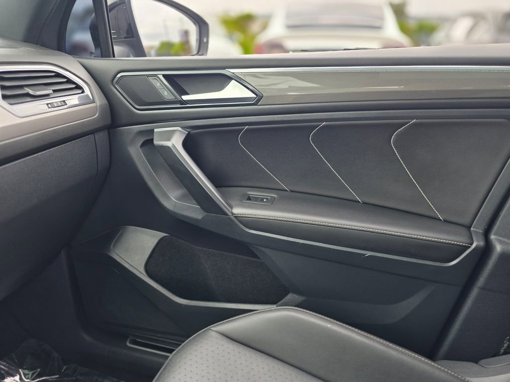 Used 2023 Volkswagen Tiguan SE R-Line image 28