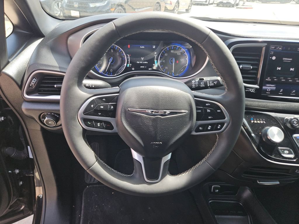 Used 2025 Chrysler Pacifica Select image 18