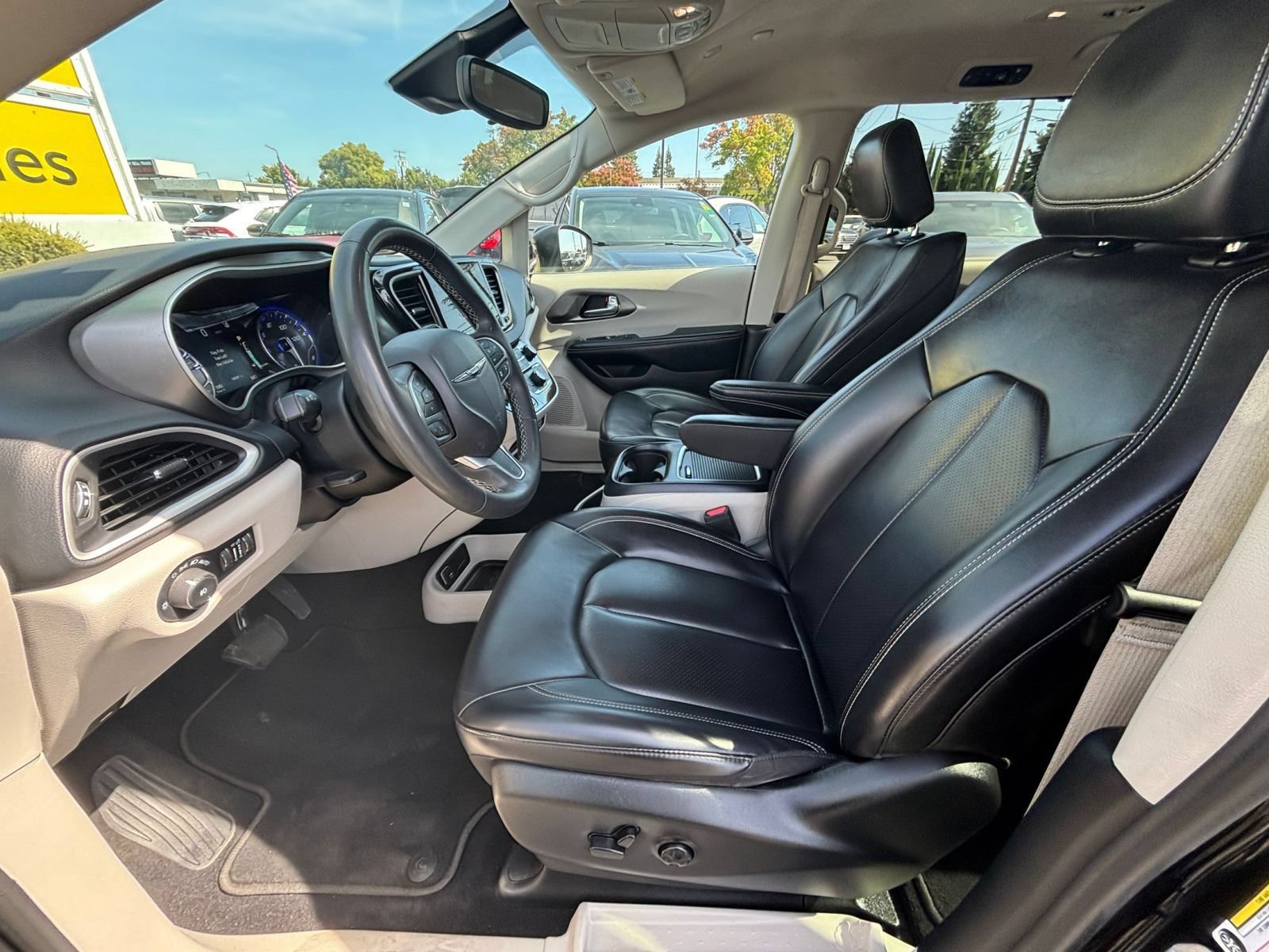 Used 2023 Chrysler Pacifica Touring-L FWD image 28