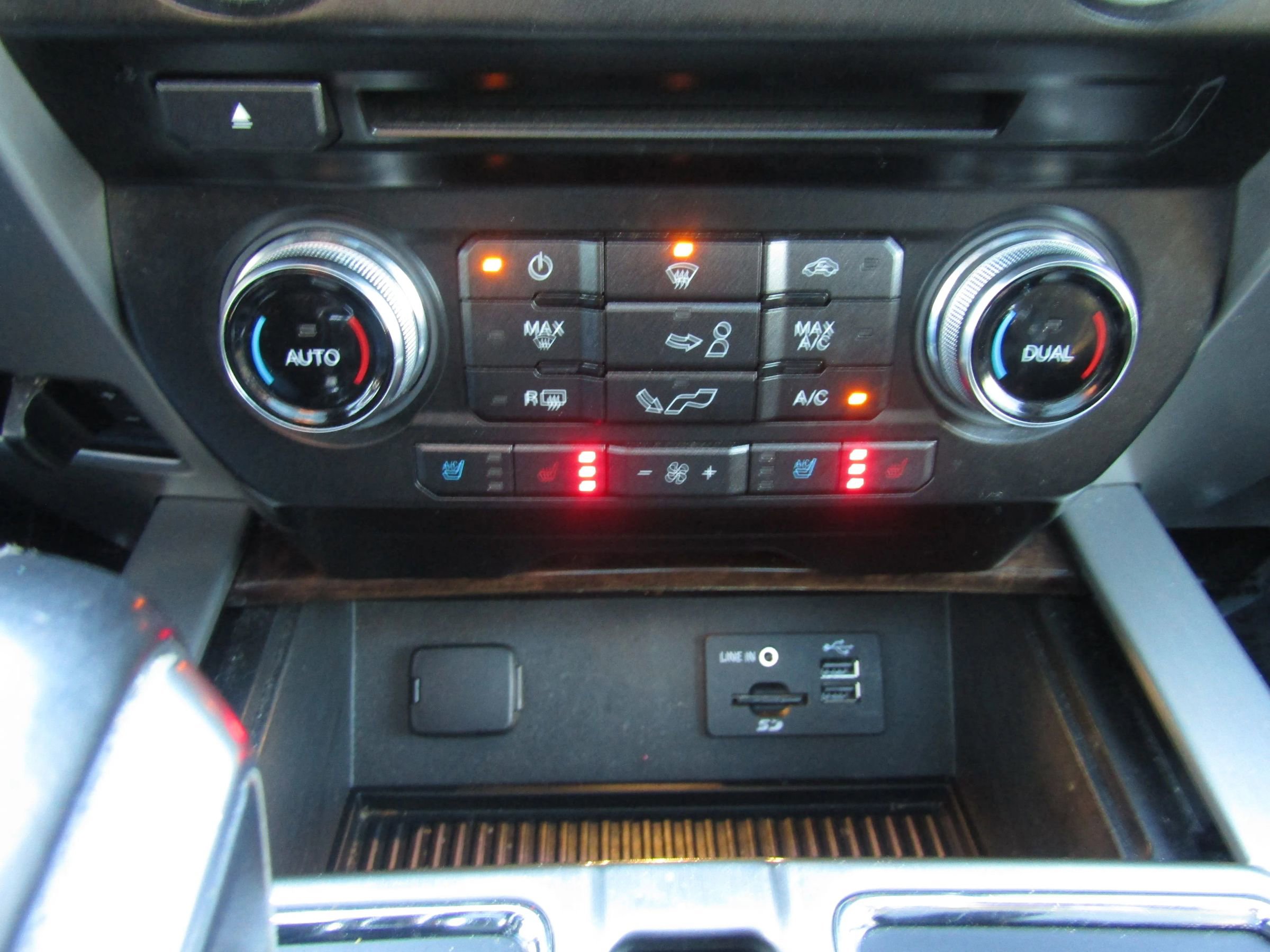 Used 2015 Ford F150 Platinum w/ Equipment Group 701A Luxury image 38