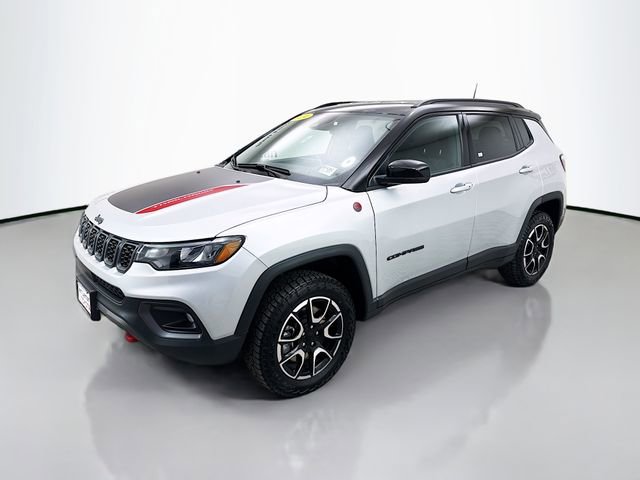 Used 2024 Jeep Compass Trailhawk image 3