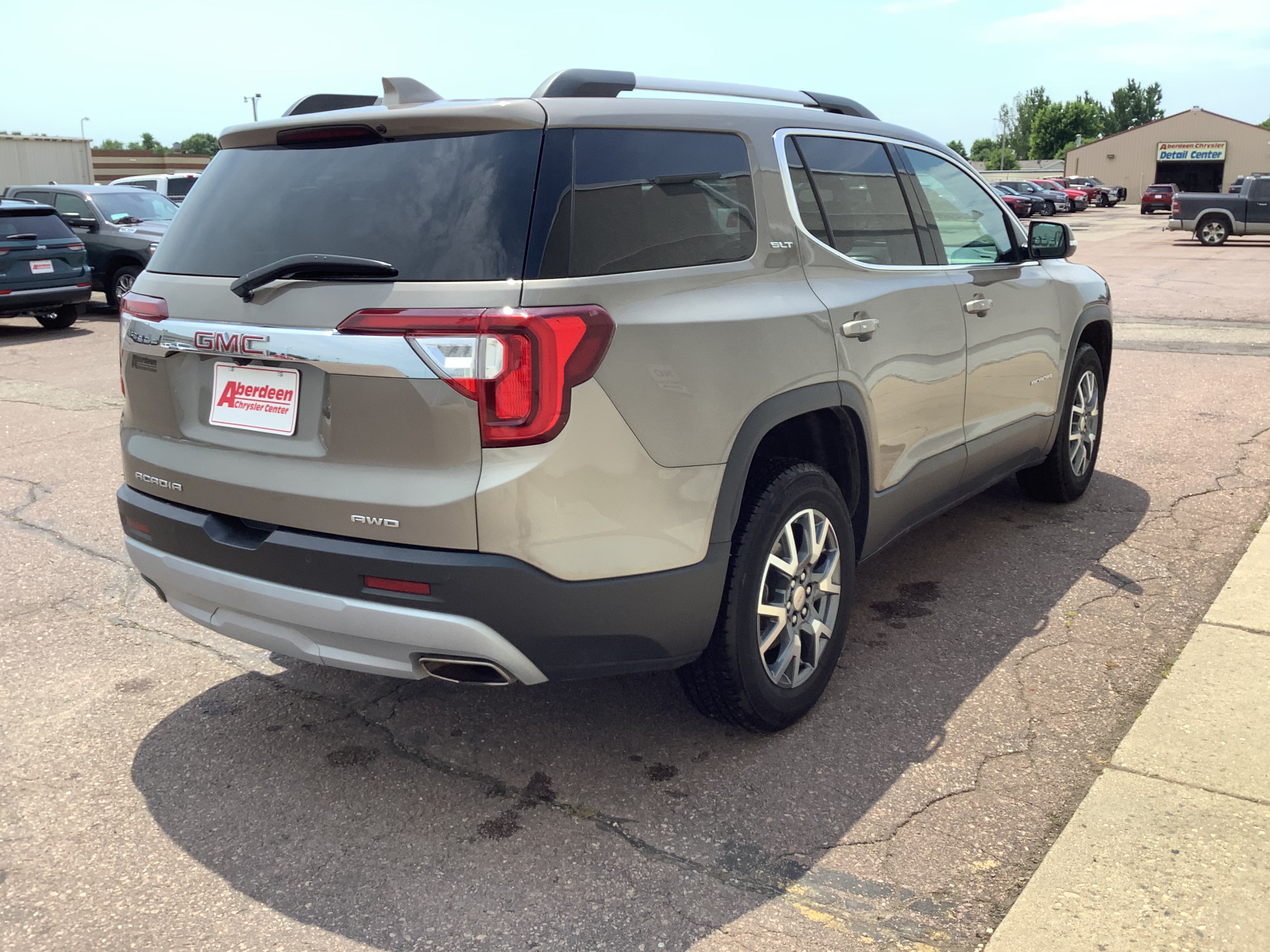 Used 2023 GMC Acadia SLT AWD/4WD image 5