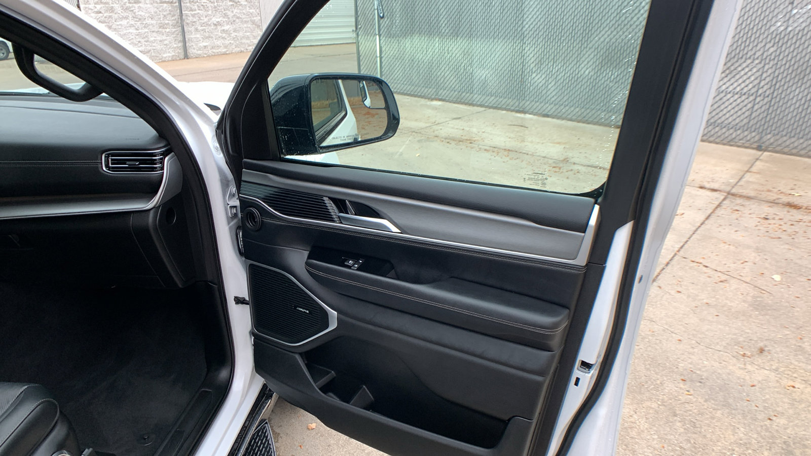 Used 2025 Jeep Wagoneer 4WD image 30