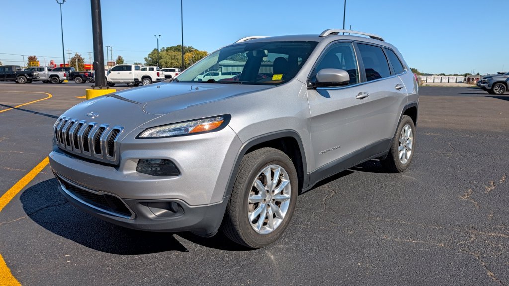 Used 2017 Jeep Cherokee Limited w/ Luxury Group AWD/4WD image 3