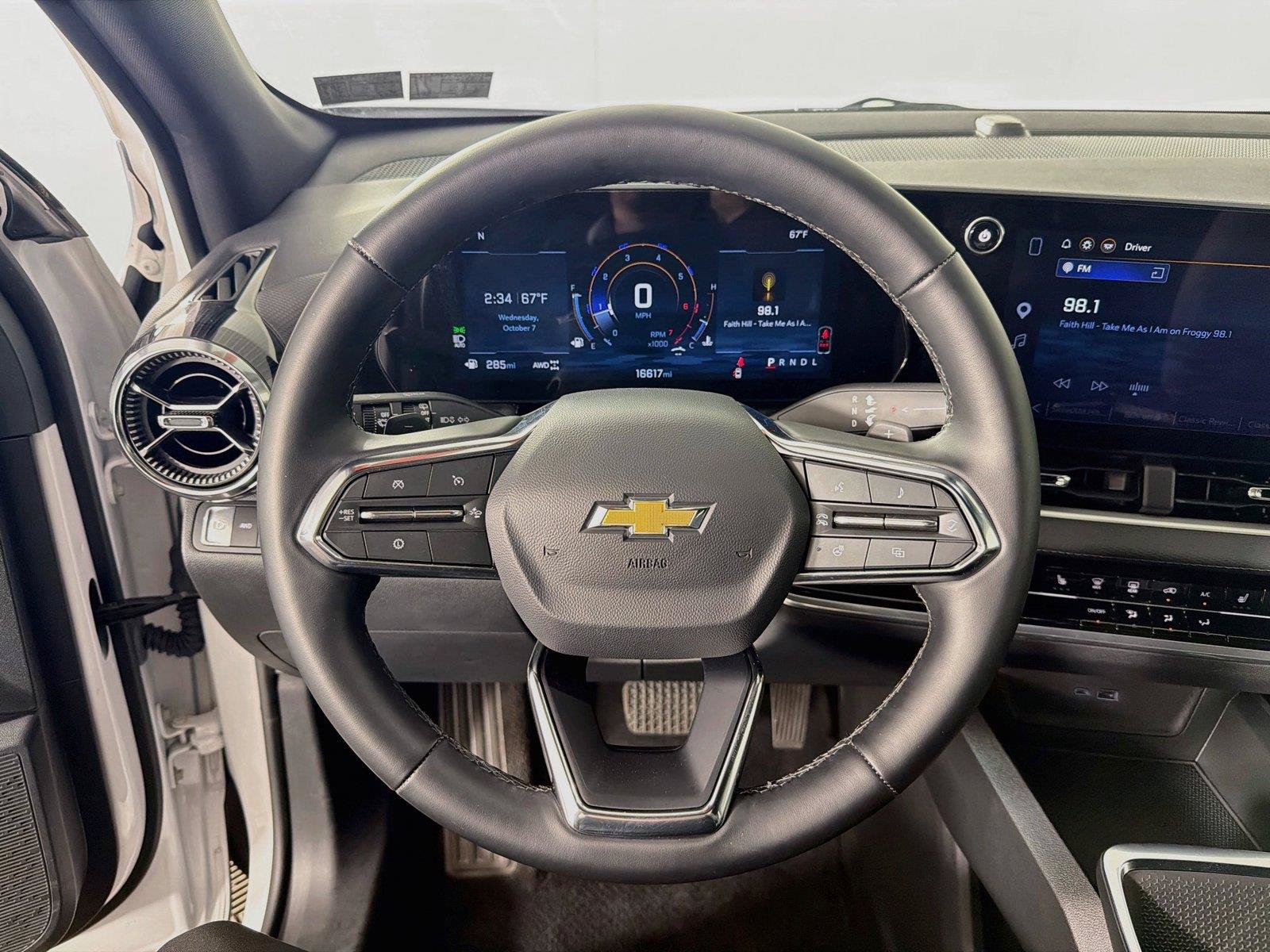 Used 2026 Chevrolet Equinox LT AWD/4WD image 3