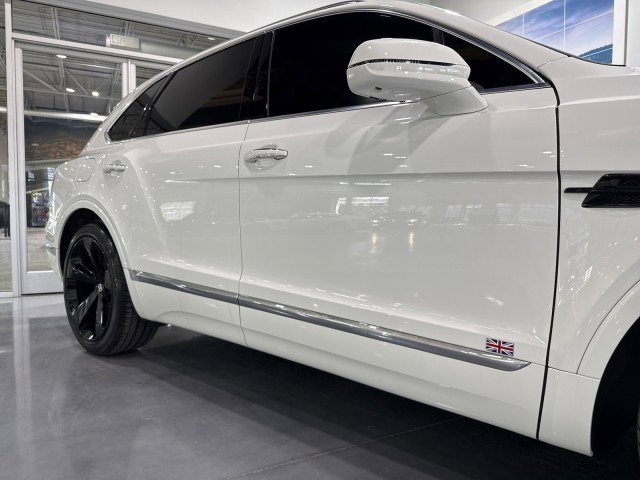 Used 2018 Bentley Bentayga image 24