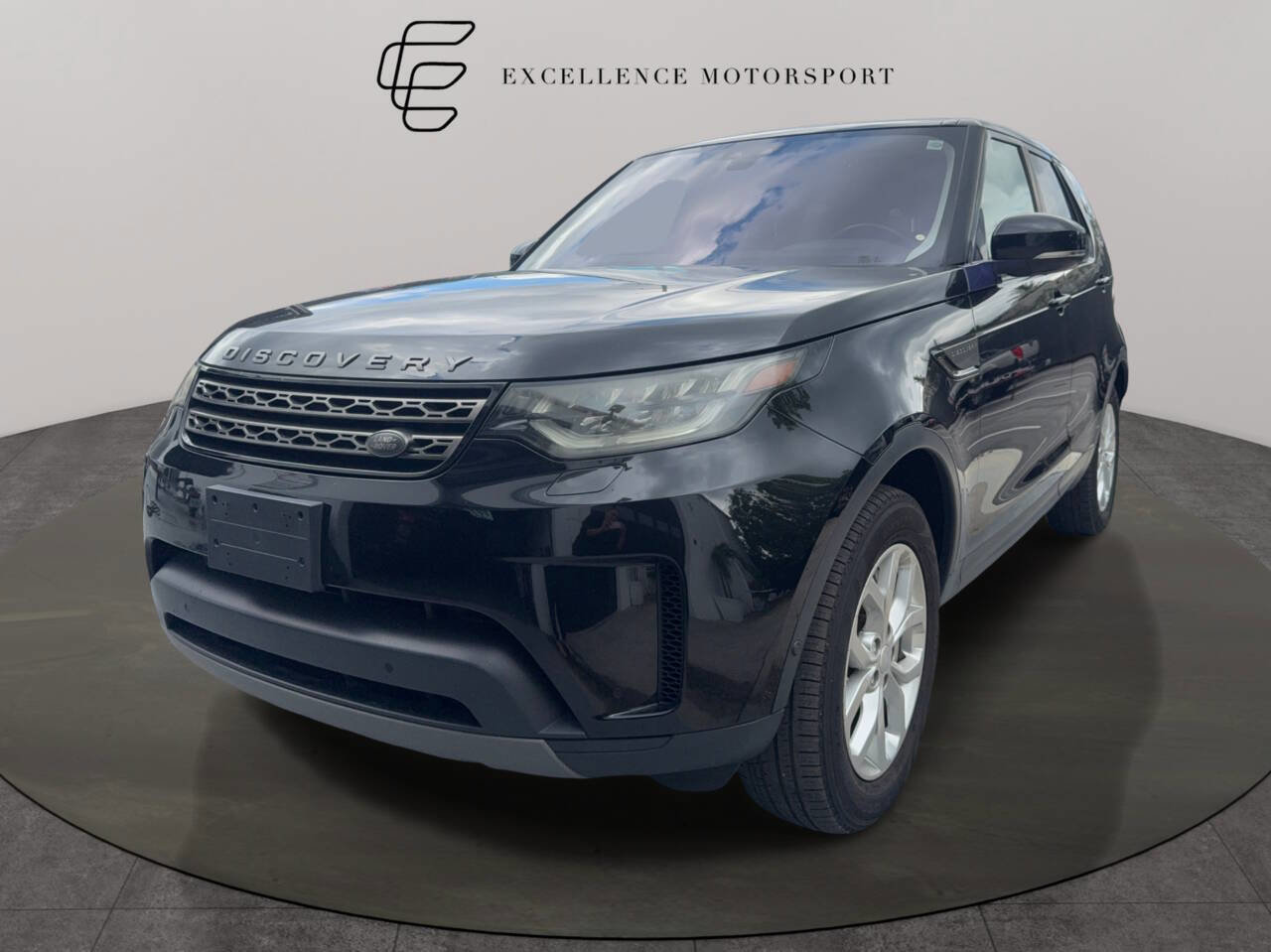 Used 2019 Land Rover Discovery SE image 2
