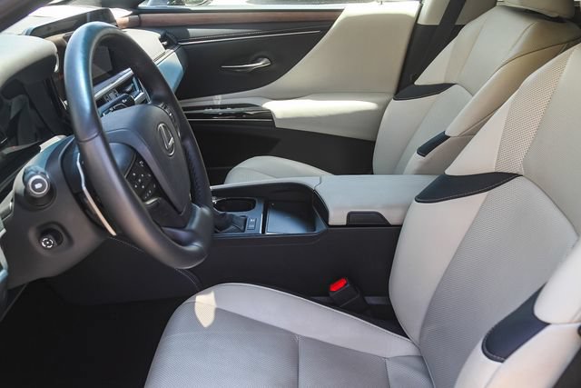 Used 2025 Lexus ES 300h w/ Premium Package FWD image 19