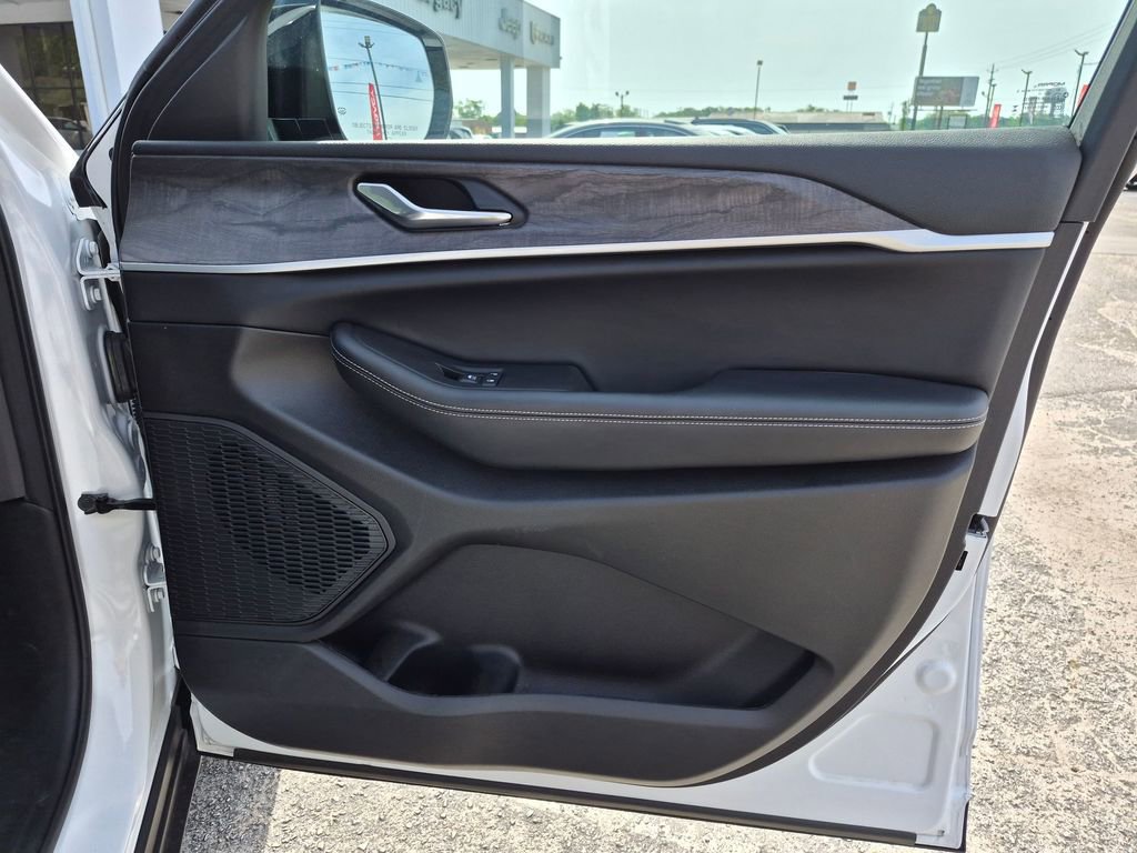 Used 2025 Jeep Grand Cherokee Limited image 29