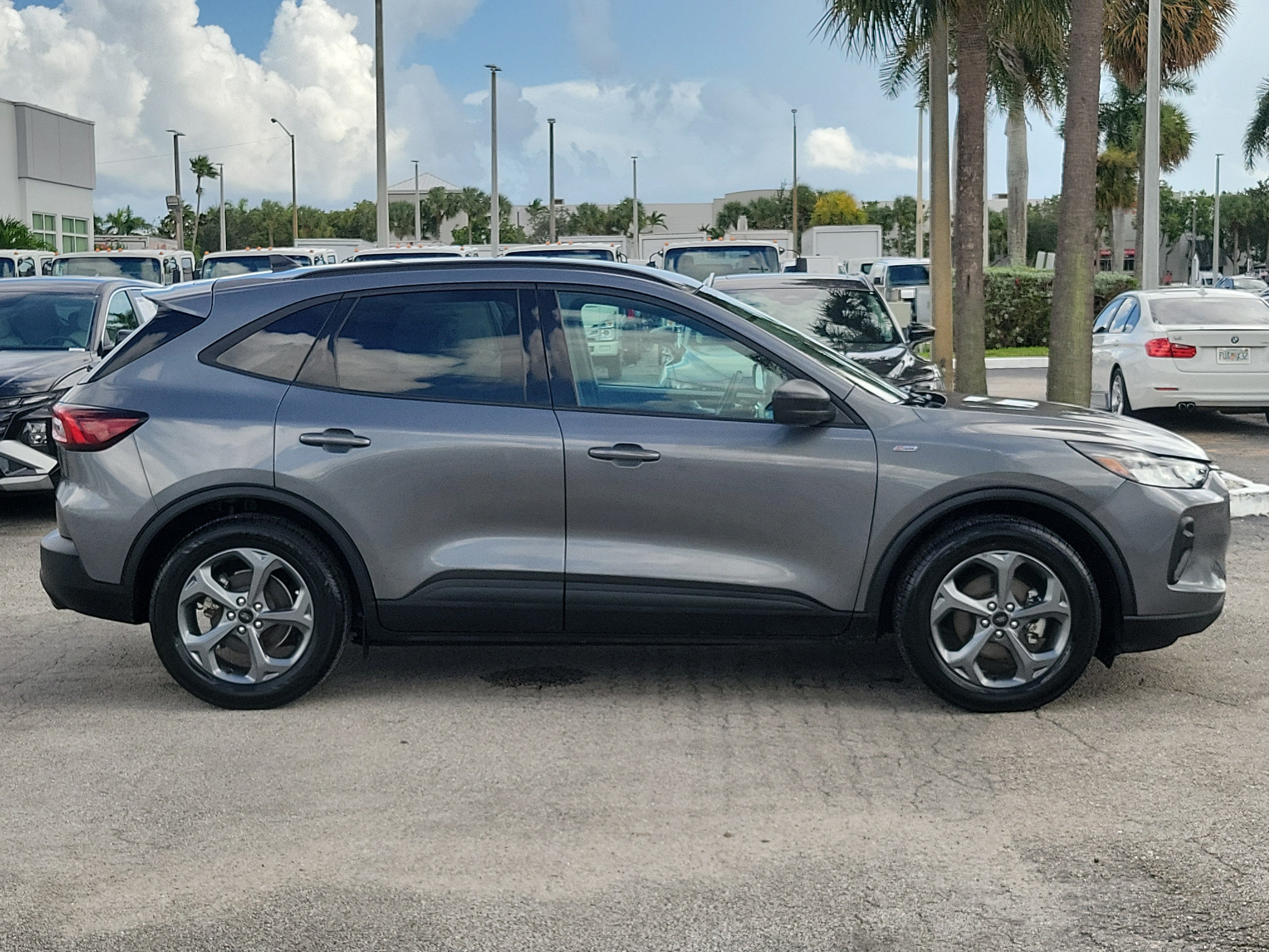 Used 2025 Ford Escape ST-Line FWD image 2