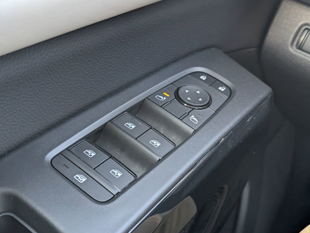 Used 2025 Nissan Pathfinder SV w/ SV Premium Package image 11