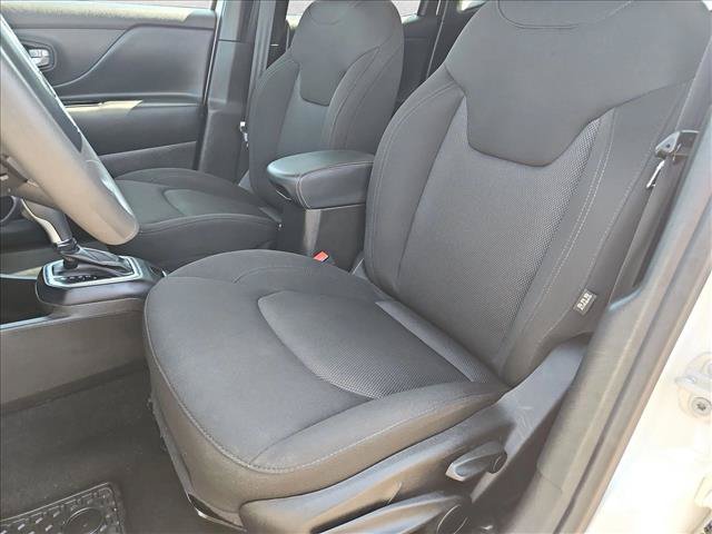 Used 2023 Jeep Renegade Latitude AWD/4WD image 16
