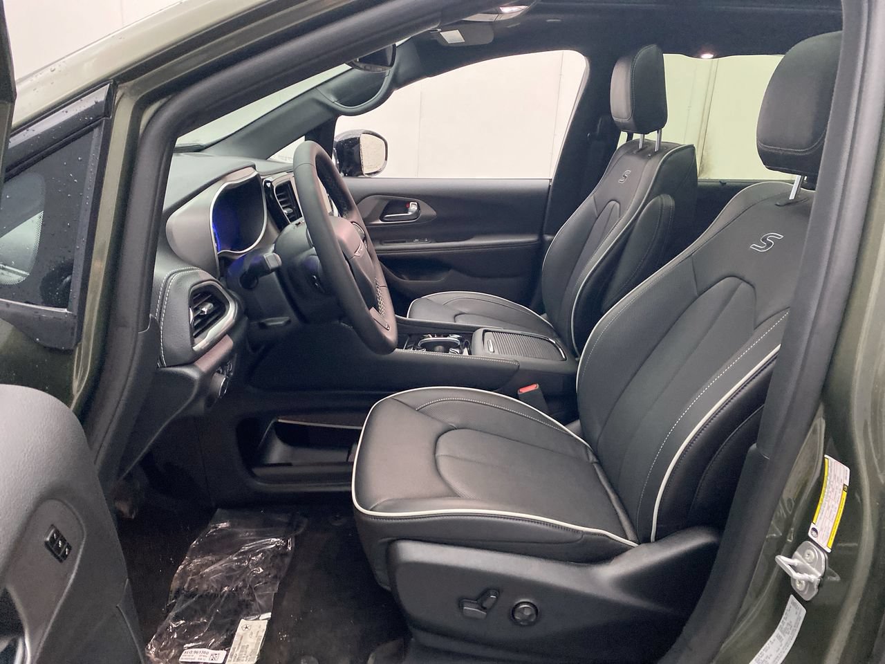 New 2027 Chrysler Pacifica Limited AWD/4WD image 14