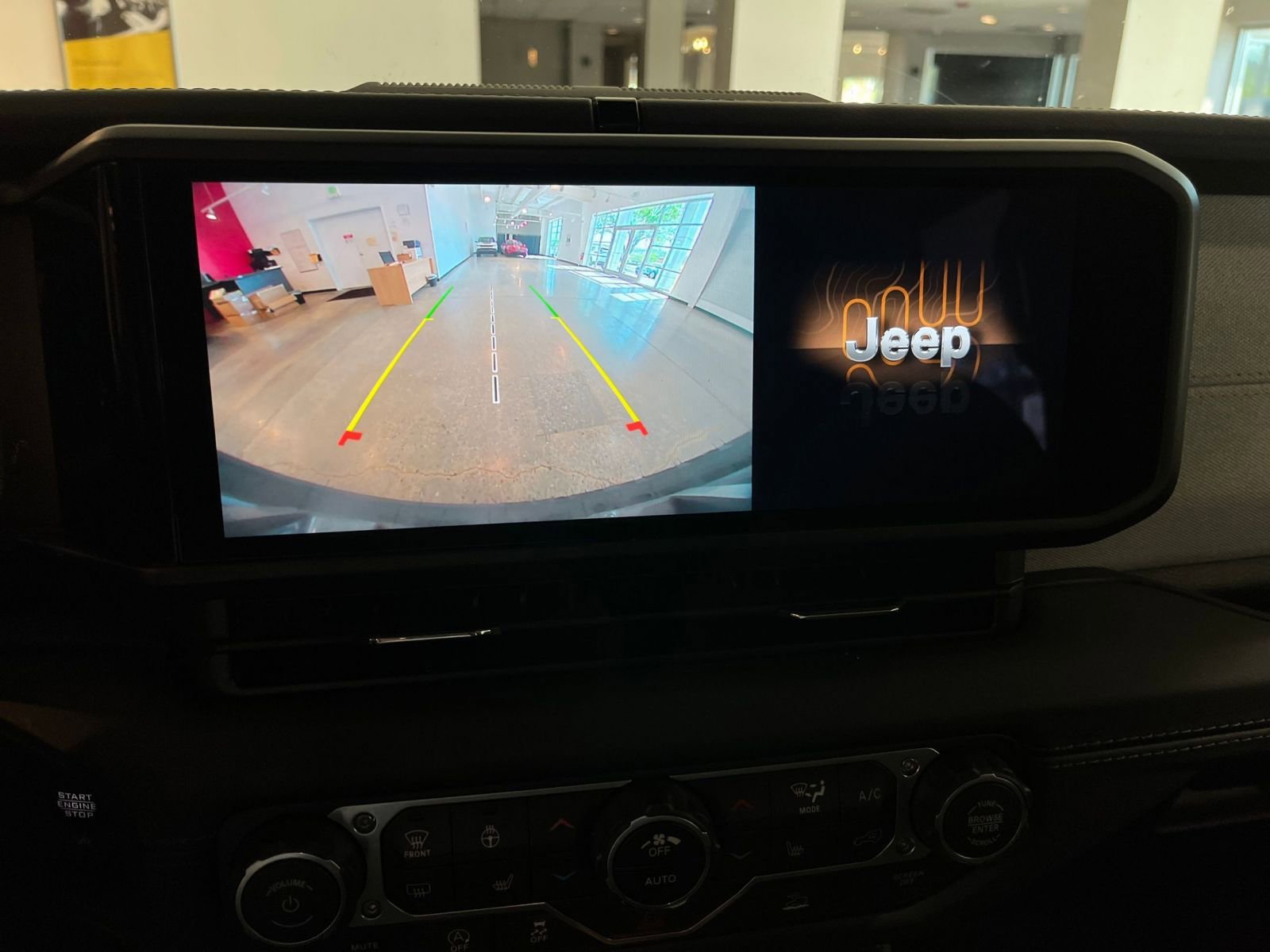 Used 2025 Jeep Wrangler Sahara image 24