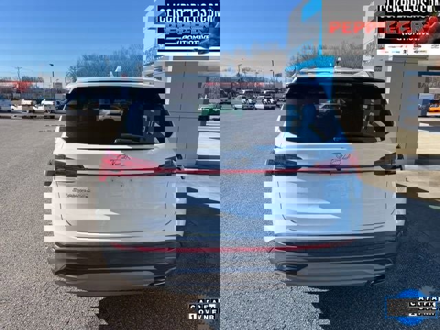 Used 2023 Hyundai Santa Fe SEL image 5