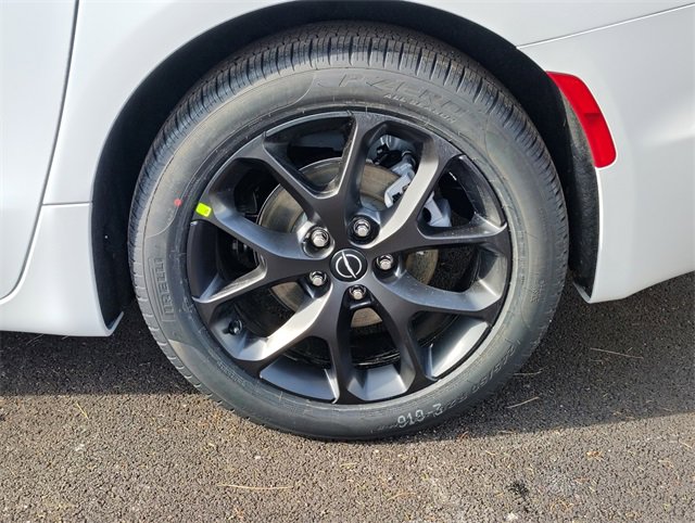 New 2026 Chrysler Pacifica Limited w/ Uconnect Theater Family Group image 34