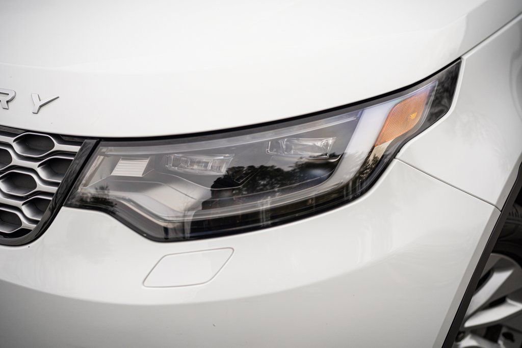Used 2023 Land Rover Discovery S image 4