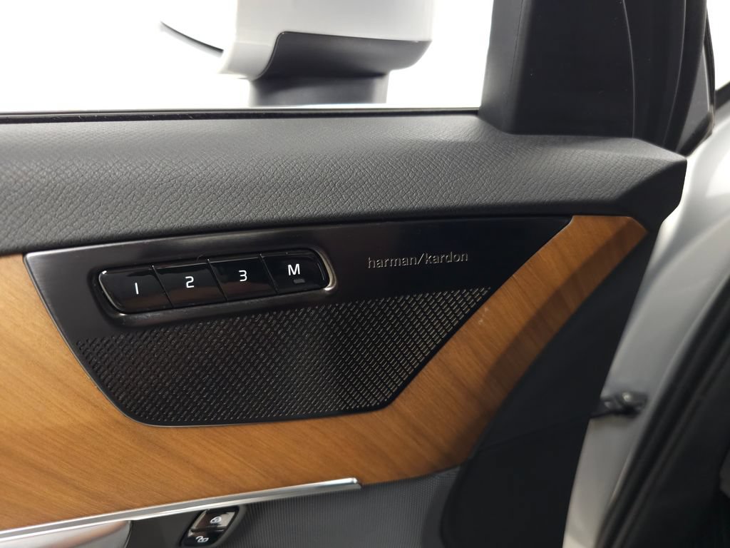 Certified 2025 Volvo XC90 B6 Plus w/ Protection Package AWD/4WD image 14