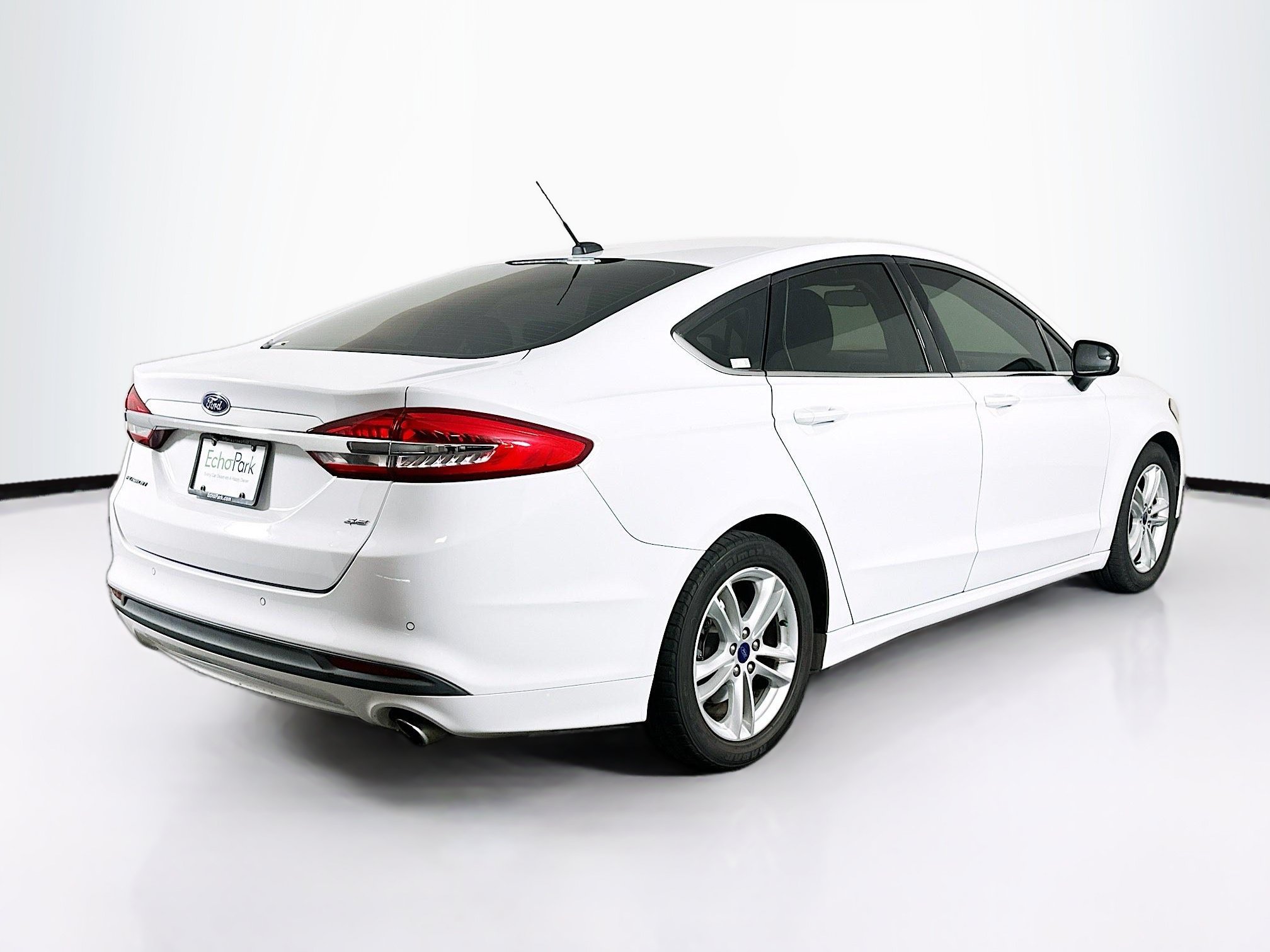 Used 2018 Ford Fusion SE w/ Fusion SE Technology Package FWD image 9
