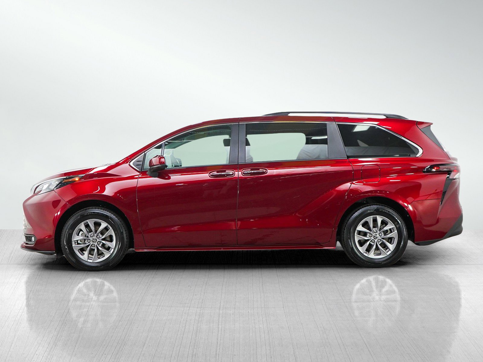 Used 2025 Toyota Sienna XLE w/ XLE Plus Package AWD/4WD image 2