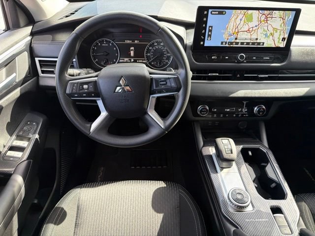 Used 2025 Mitsubishi Outlander ES FWD image 17