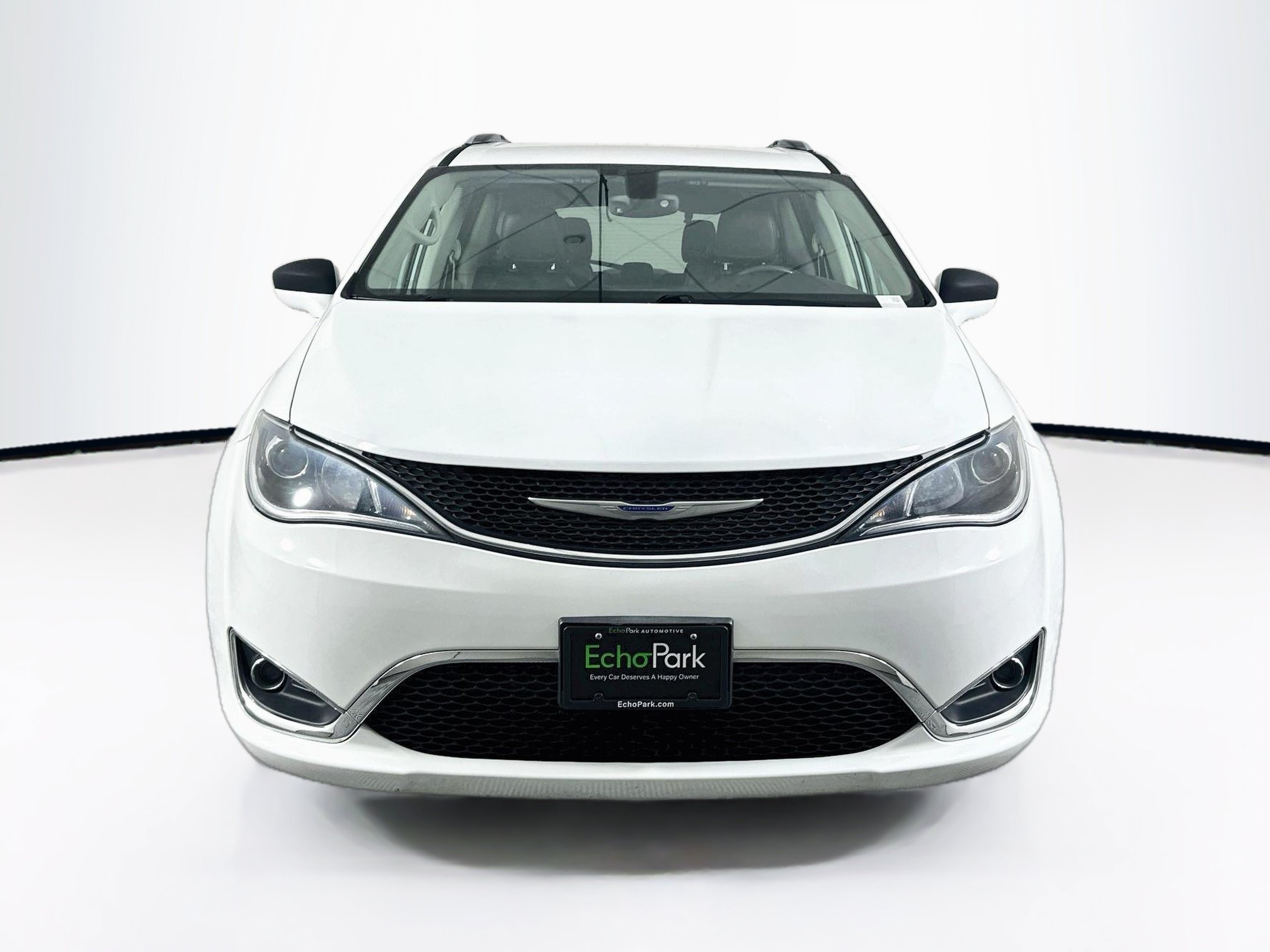 Used 2019 Chrysler Pacifica Touring-L FWD image 2