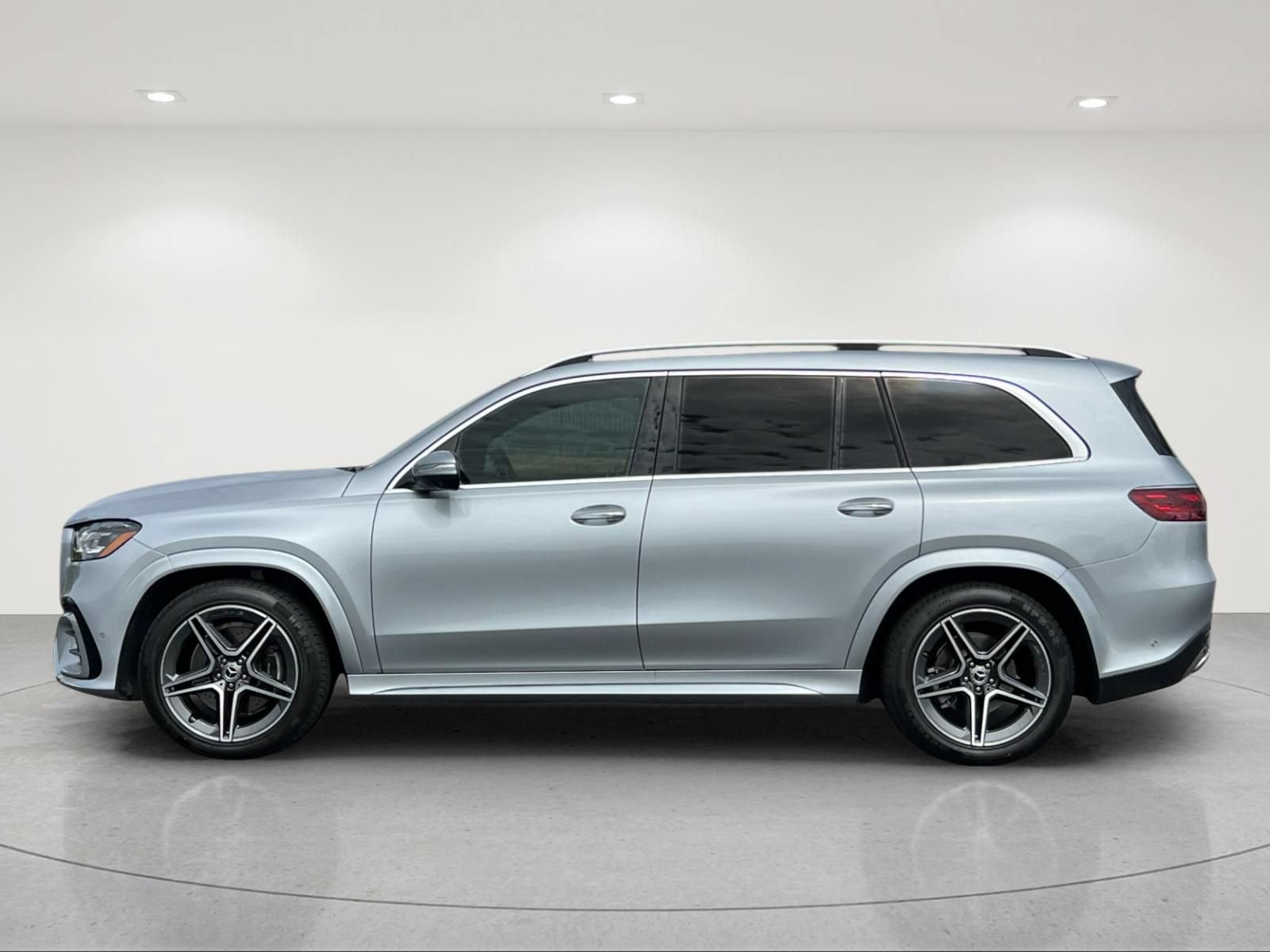 Used 2024 Mercedes-Benz GLS 450 4MATIC image 2