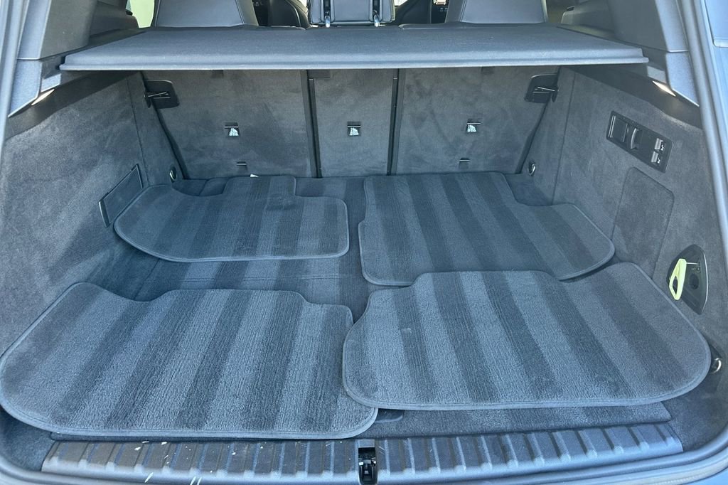 Used 2023 BMW iX xDrive50 w/ Premium Package image 16