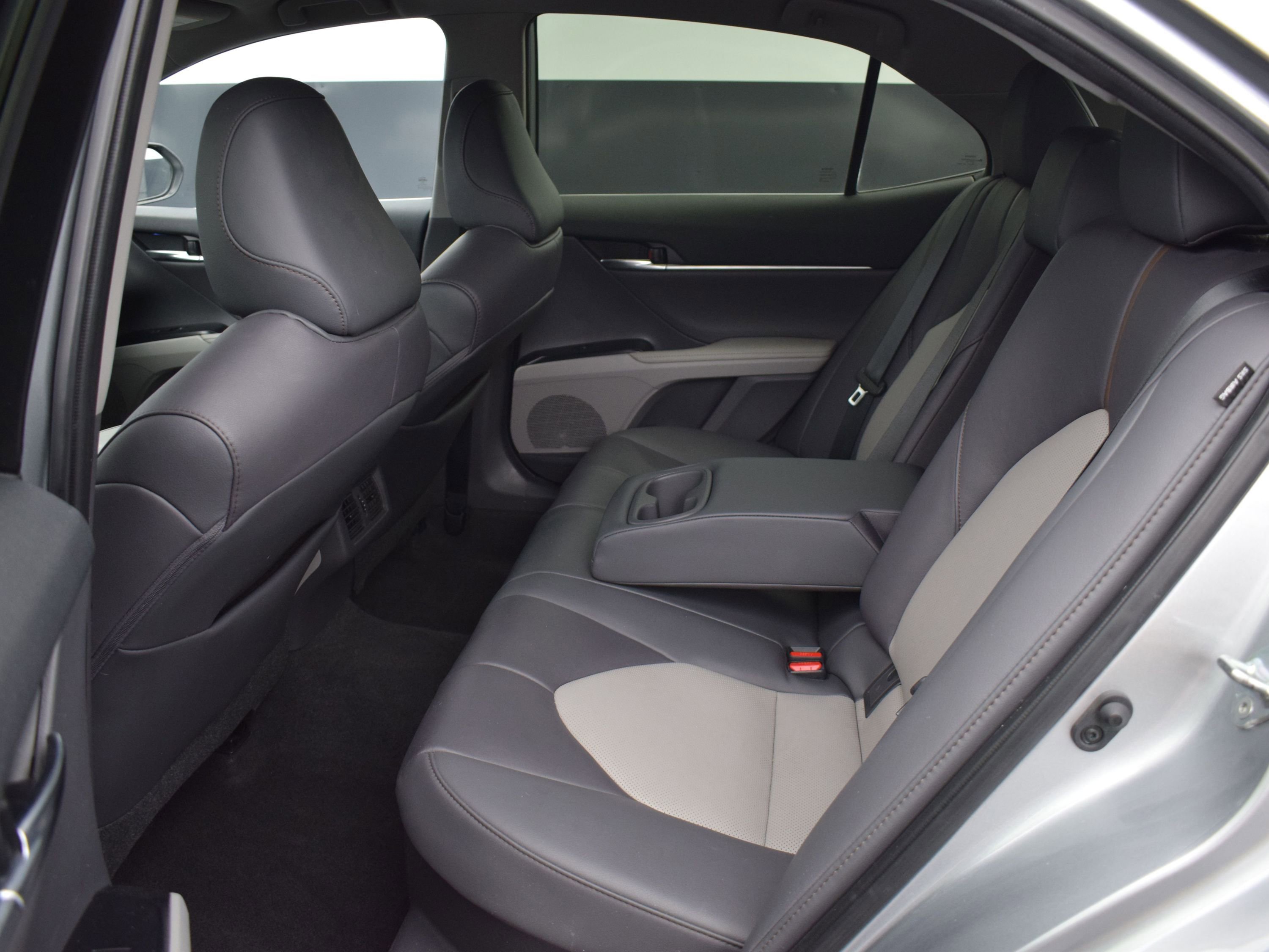 Used 2020 Toyota Camry XLE image 12