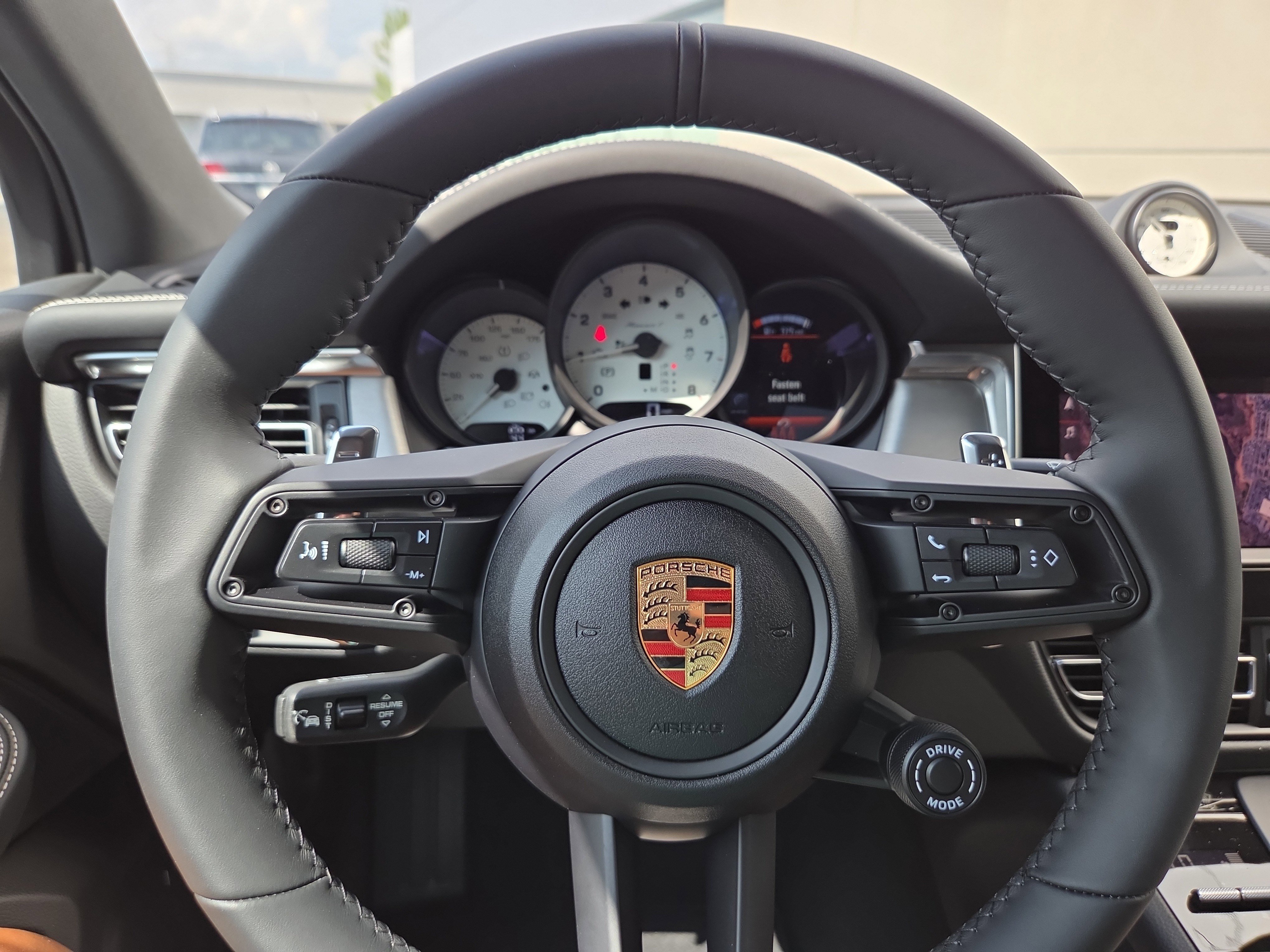 Used 2025 Porsche Macan AWD/4WD image 19