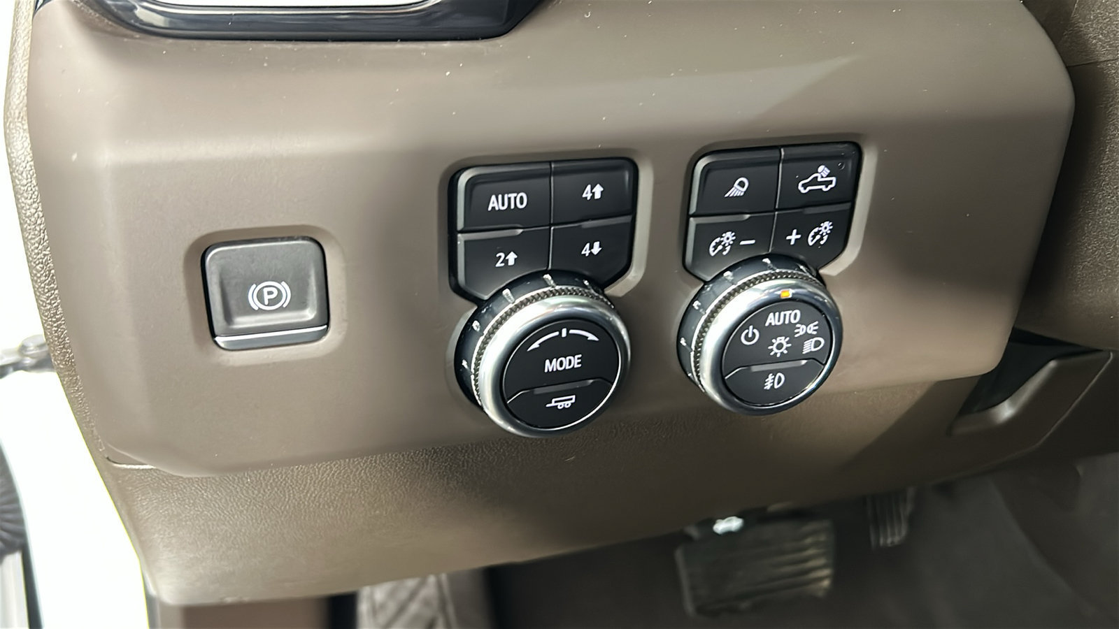 Used 2024 GMC Sierra 3500 Denali w/ Denali Reserve Package AWD/4WD image 24