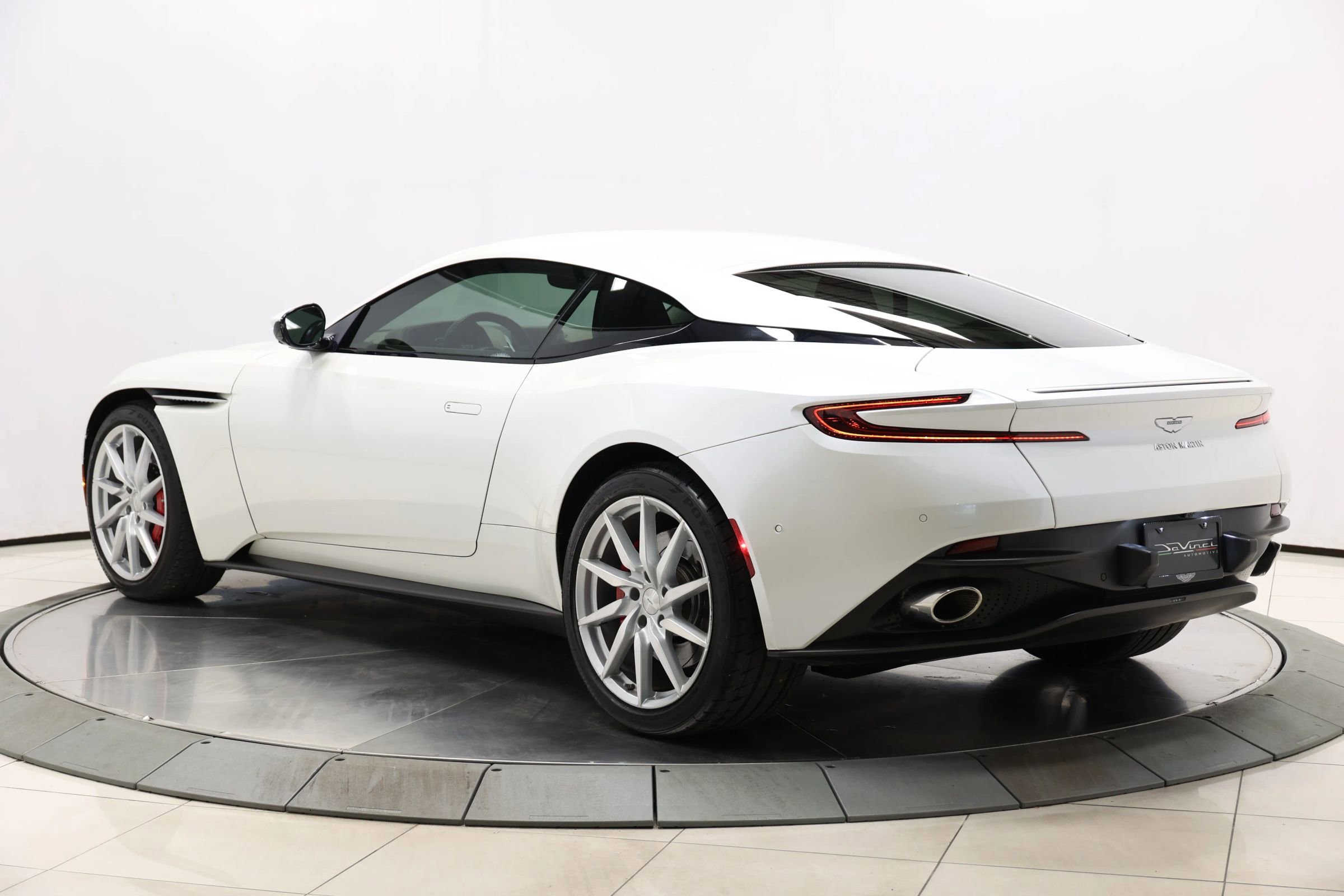Used 2018 Aston Martin DB11 Coupe image 44