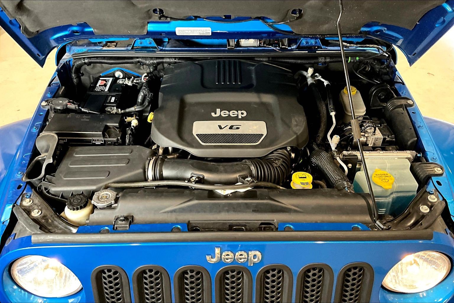 Used 2015 Jeep Wrangler Sahara w/ Connectivity Group AWD/4WD image 29