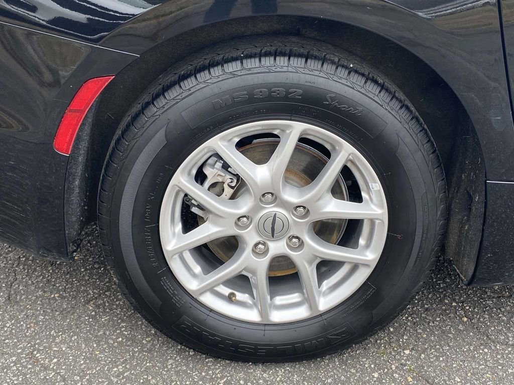 Used 2024 Chrysler Pacifica Touring-L image 8