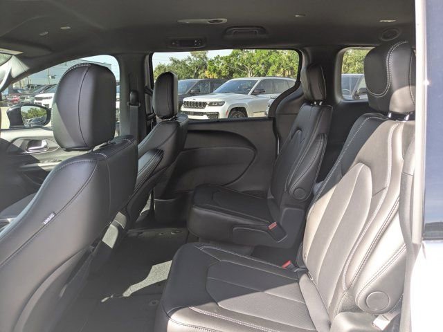 New 2026 Chrysler Pacifica Select FWD image 15