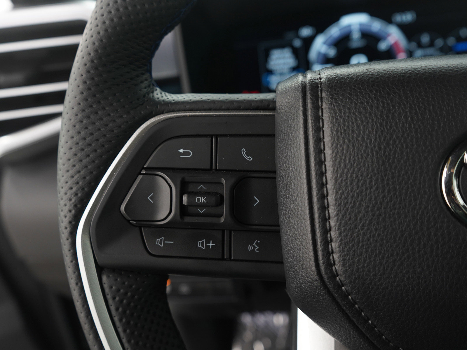 Used 2025 Toyota Sequoia Platinum image 32